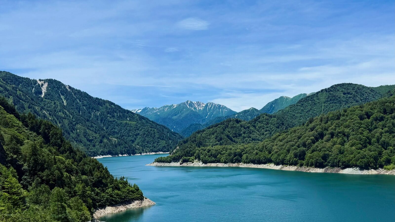 深い緑の谷にひろがる青いダム湖