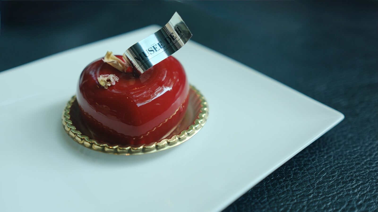 ハートの形の赤いケーキ