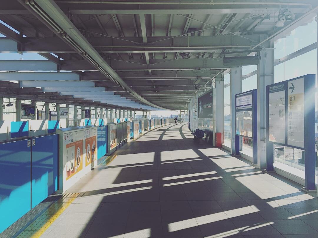 日ざしが縞になって落ちる駅のホーム