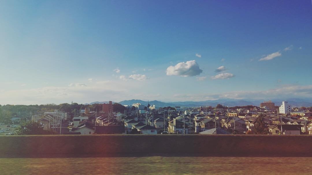 車窓から見た、遠くの山と町