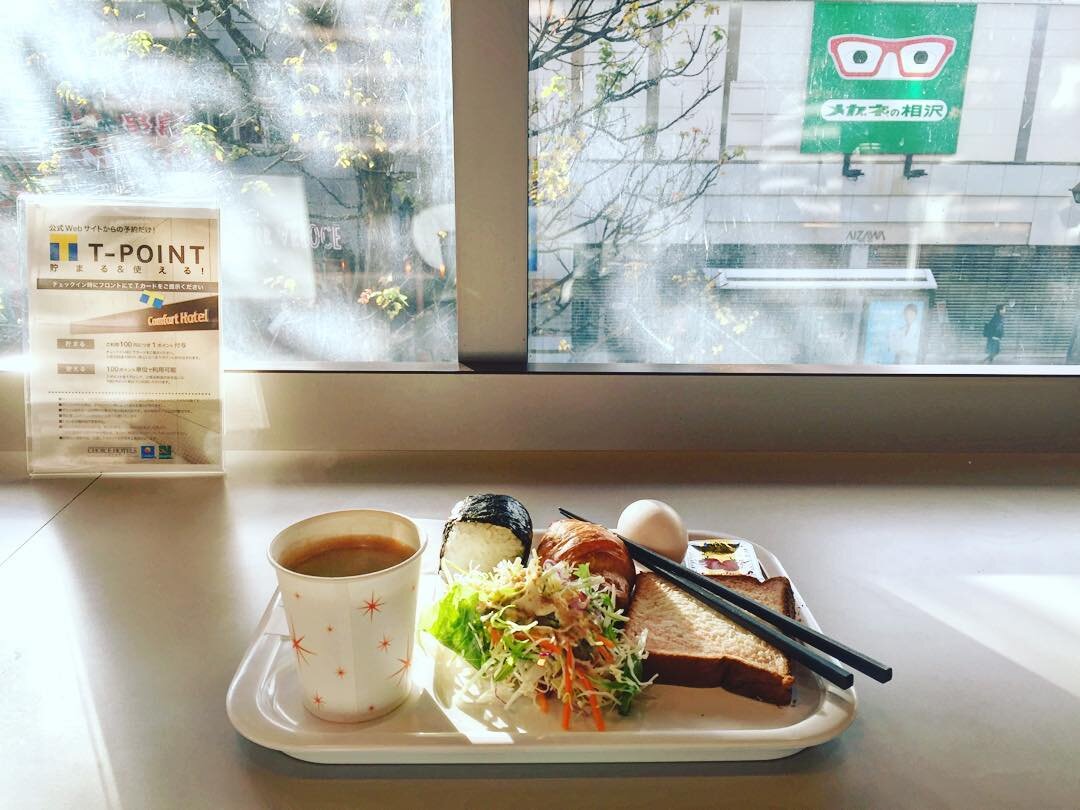 ホテルの窓ぎわの朝ごはん