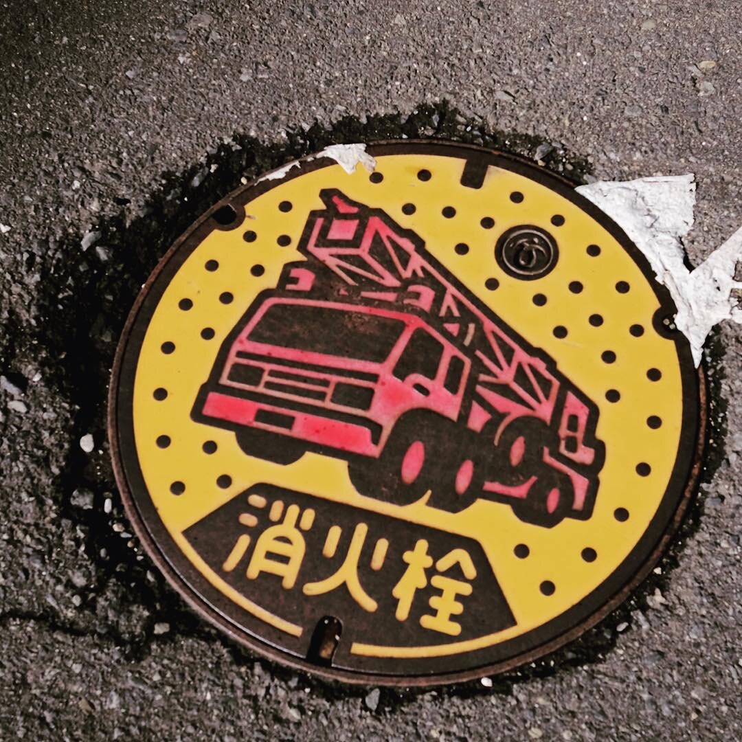 紅葉の終わった峡谷にかかるアーチ橋