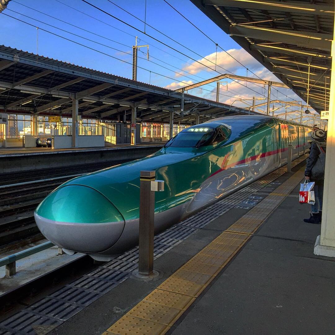 ホームに入ってくる緑の新幹線