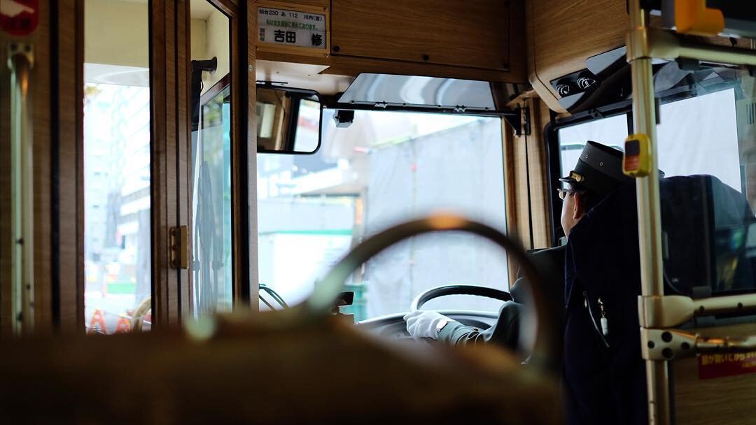 観光バスの運転席