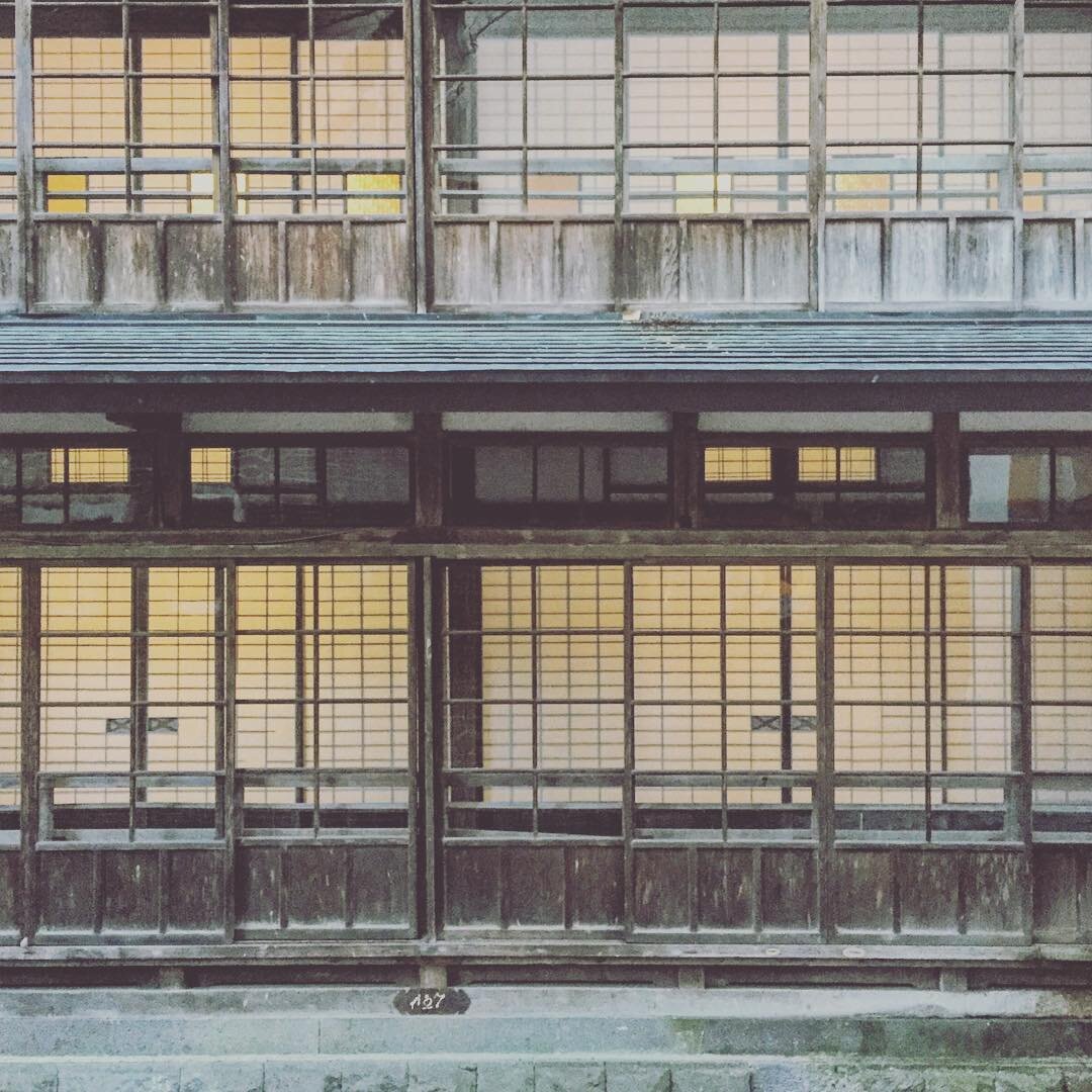 木と硝子戸の古い旅館の建物