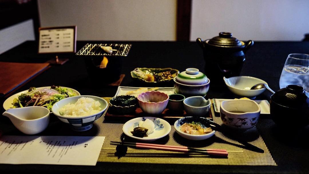 小鉢がたくさんならんだ朝ごはん