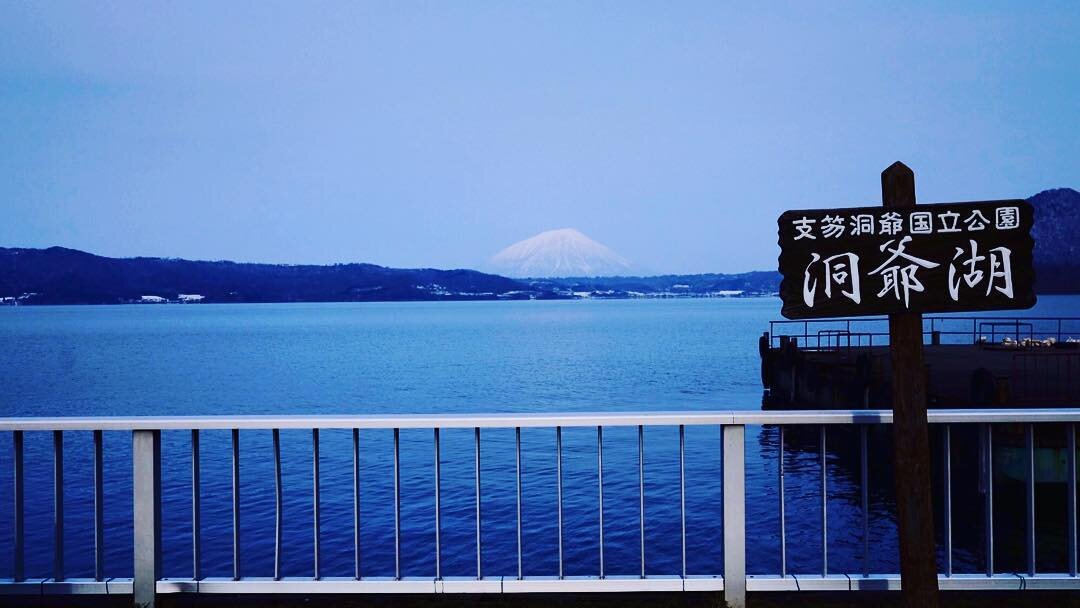 「洞爺湖」の看板と、湖