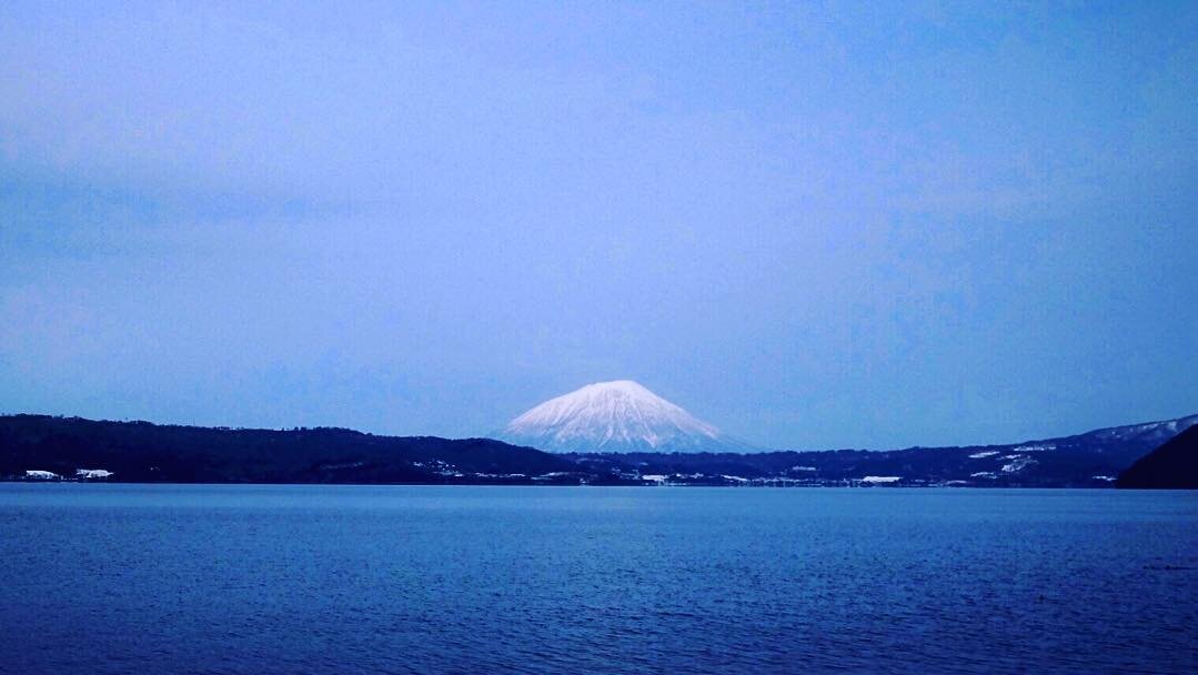 湖の向こうの雪をかぶった羊蹄山