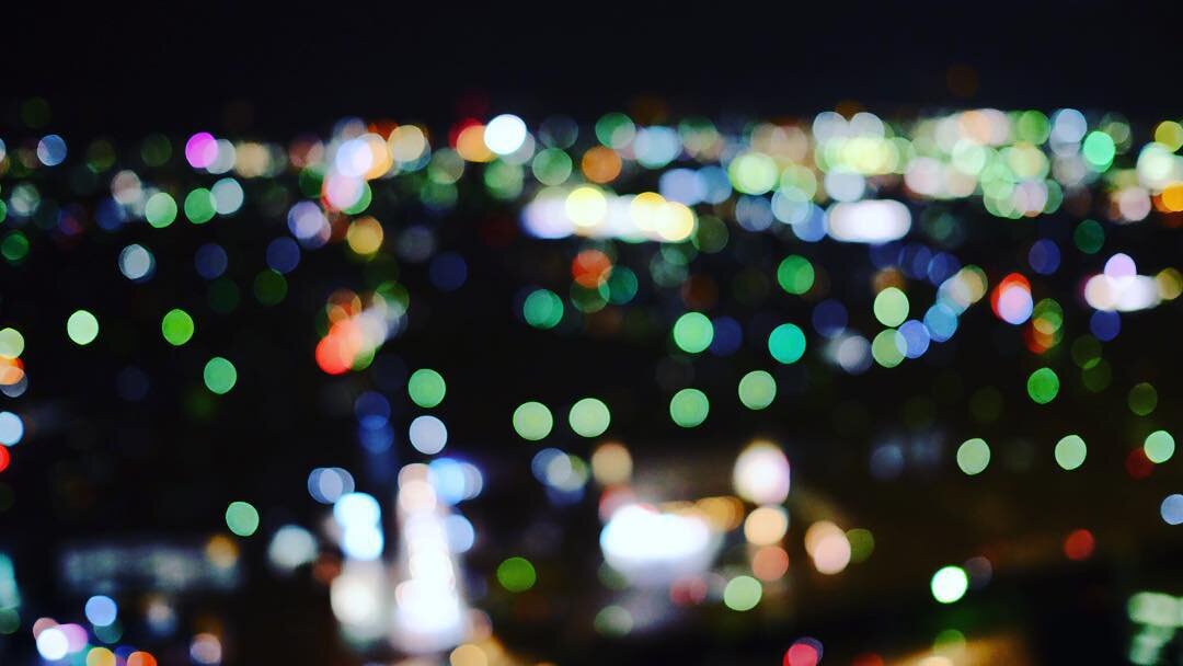 ぼやけた夜景の光の粒