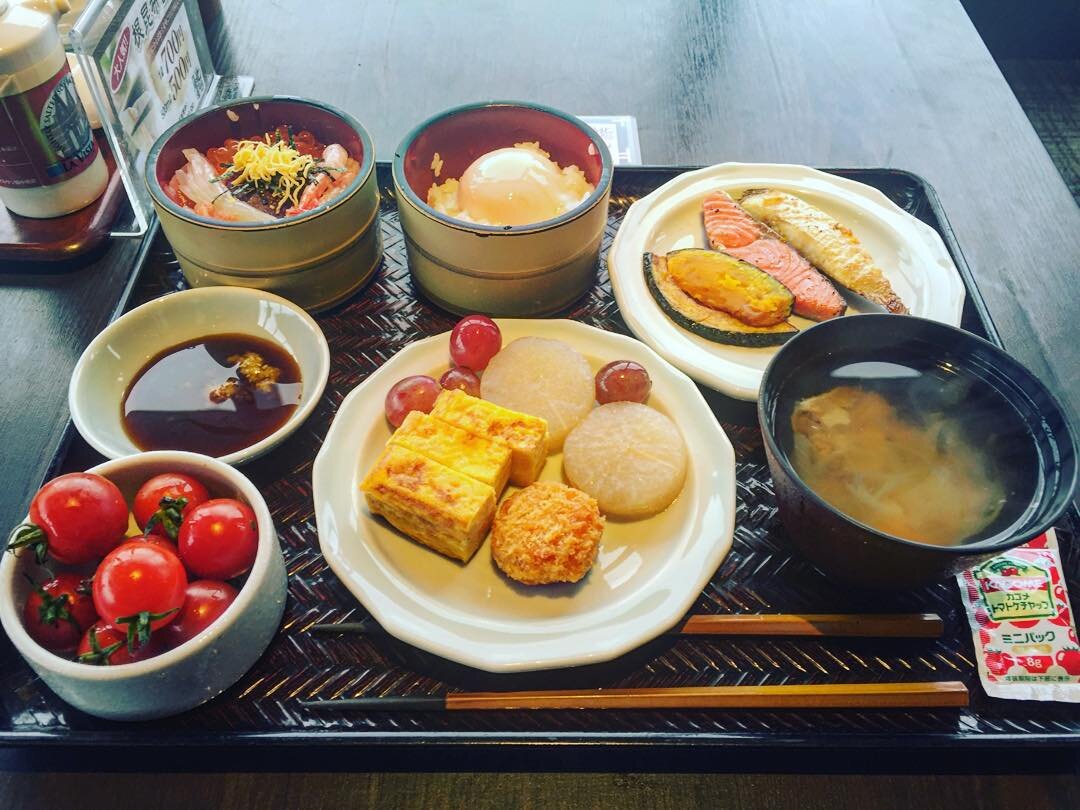小鉢とおかずを山もりにしたお盆