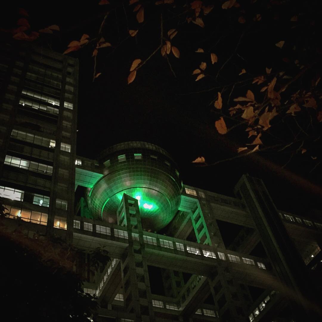 緑に光るフジテレビの球体