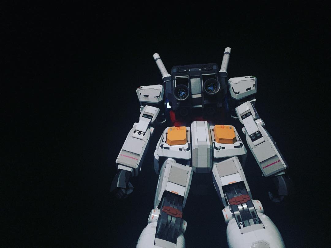 夜のガンダムの足もと