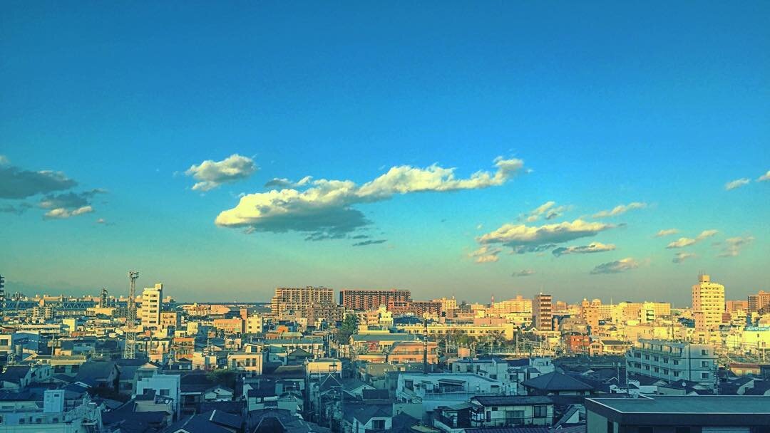 青空と雲の下の町