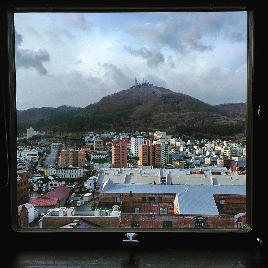 窓わくの中の函館山
