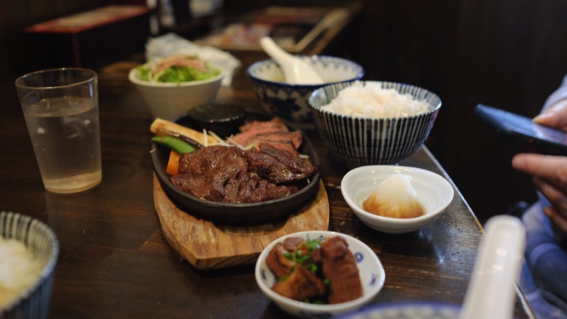 鉄板の上の仙台牛と、小鉢