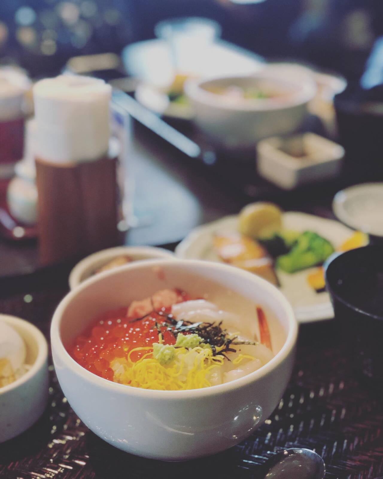いくらの小鉢と、ならんだ朝ごはん