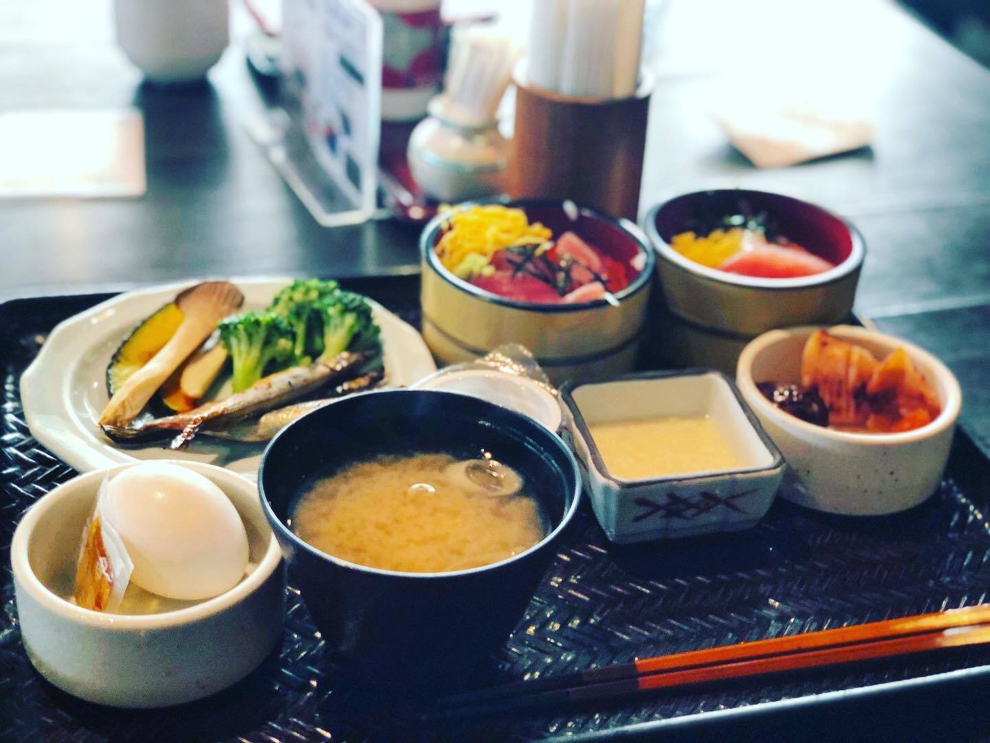 海鮮丼と、小鉢のならんだ朝ごはん