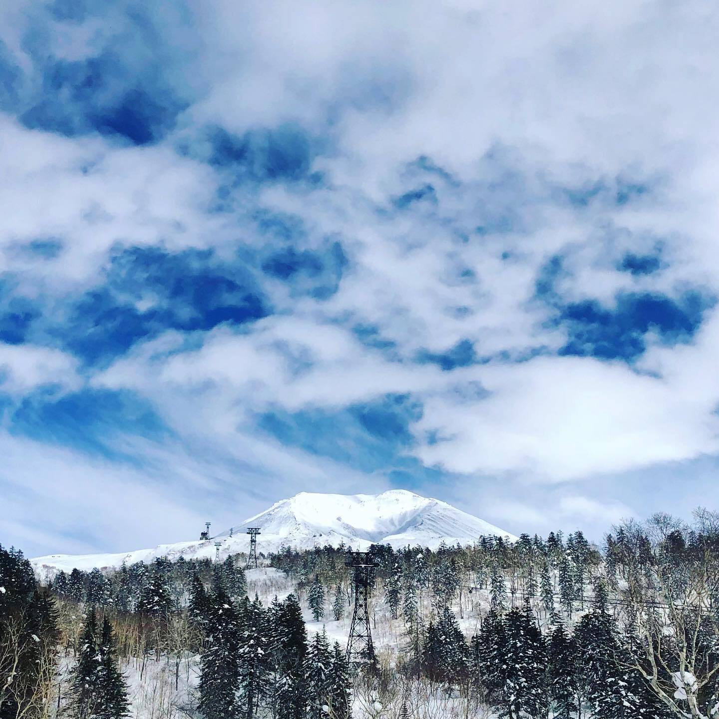 青空と雲の下の、雪の旭岳