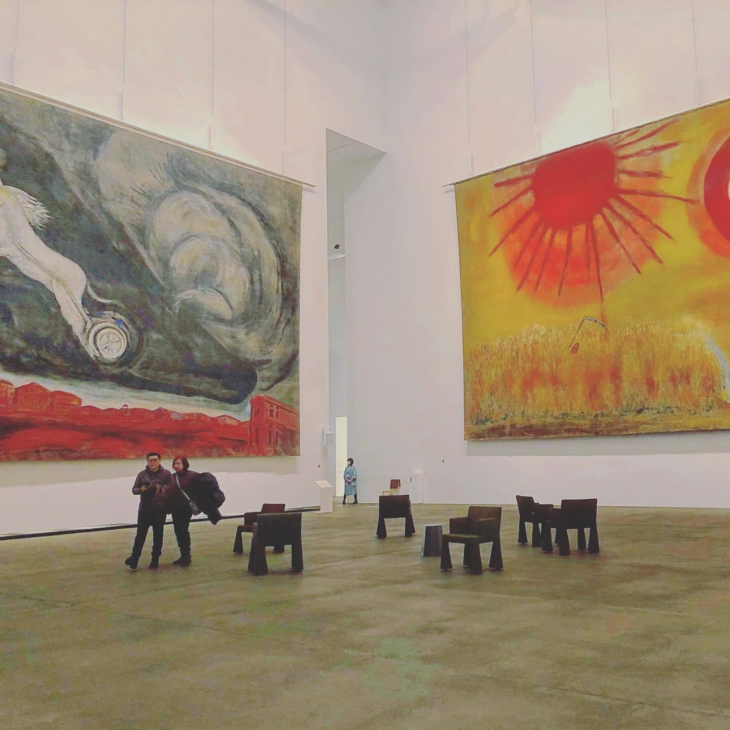 大きな絵のかかった、白い展示室