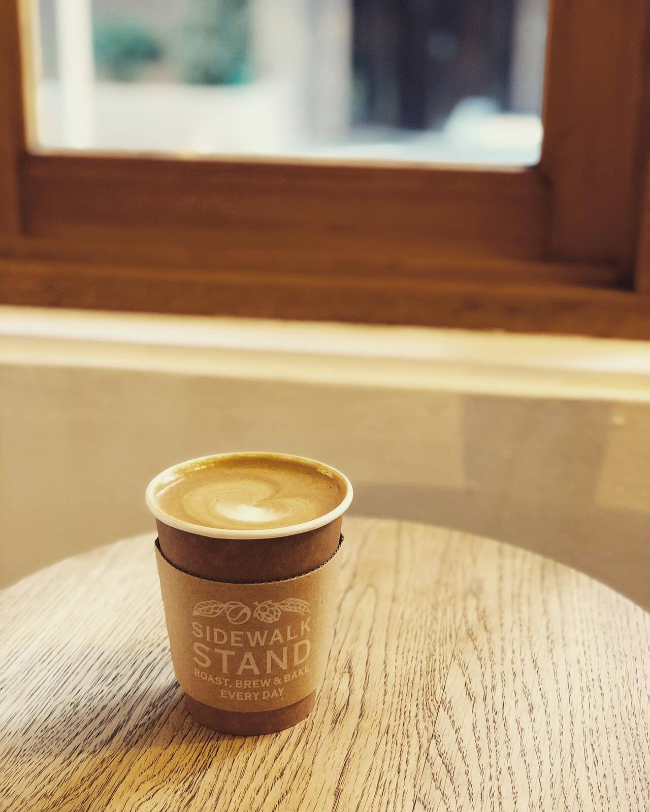 木のカウンターの上の、カフェラテ