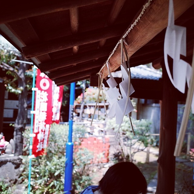 神社の軒下の紙垂