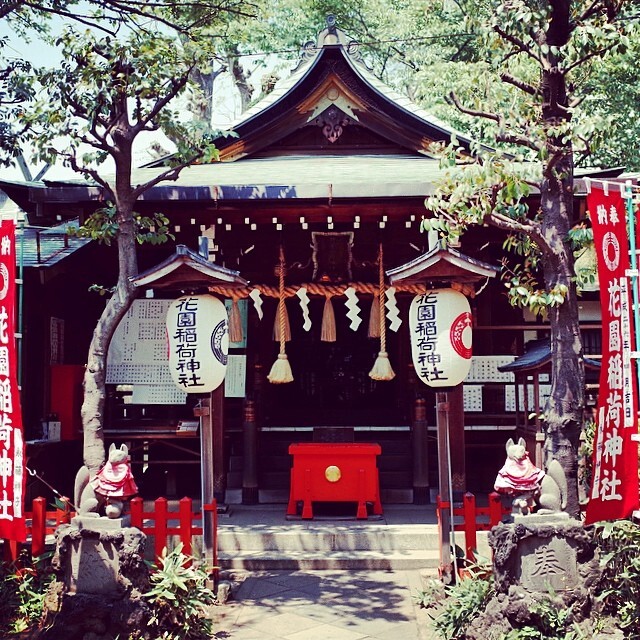 赤い提灯の小さな神社