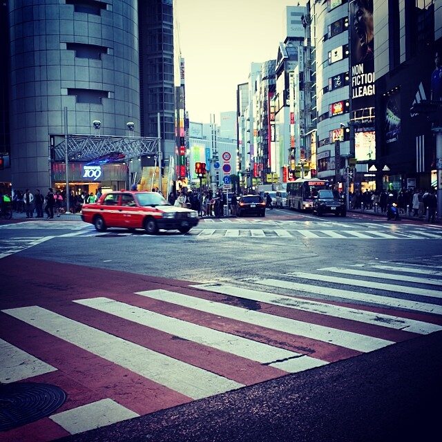 夕方の渋谷の交差点