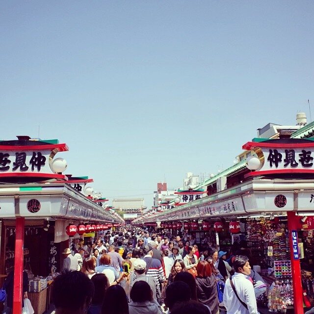 人でいっぱいの仲見世通り