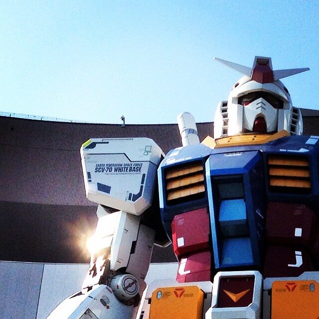 青空を見上げた、実物大のガンダム
