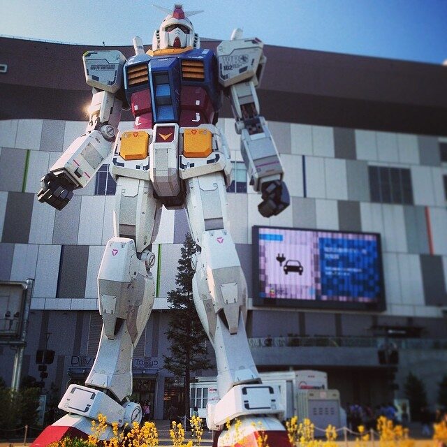夕方の空の下の、実物大のガンダム