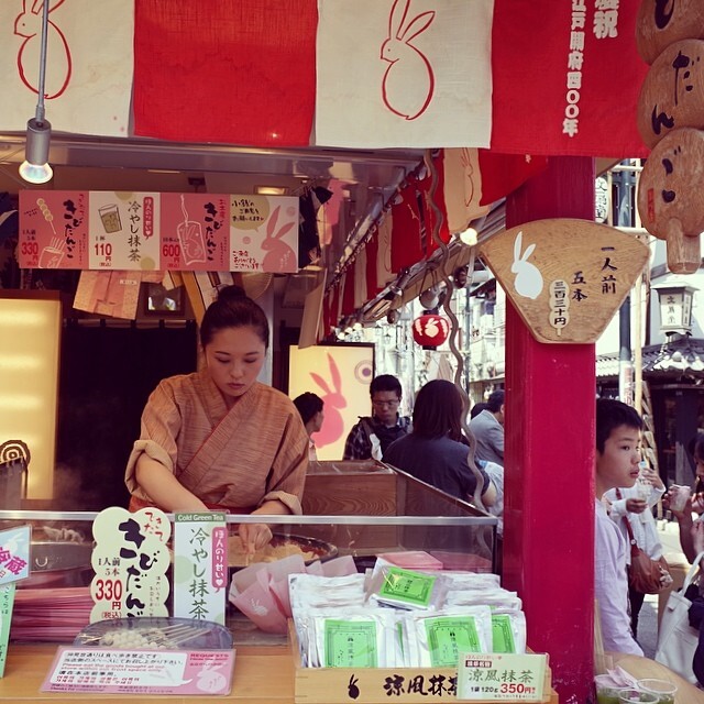 店先の、着物姿の売り子さん