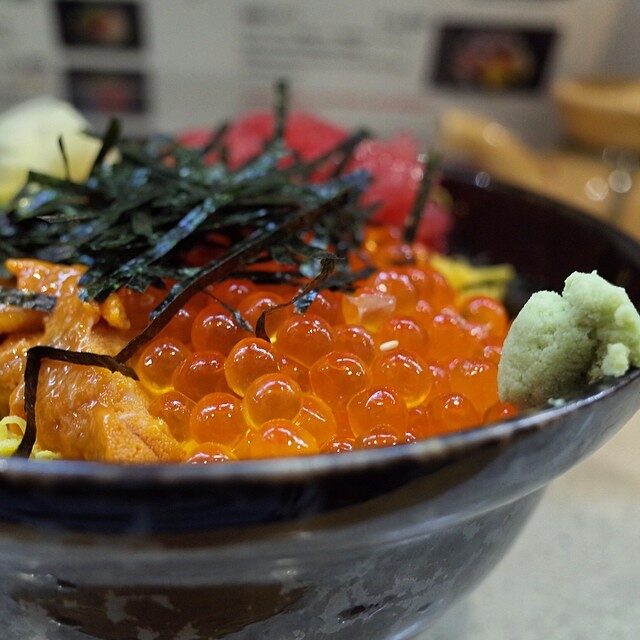 のりといくらのたっぷりのった丼
