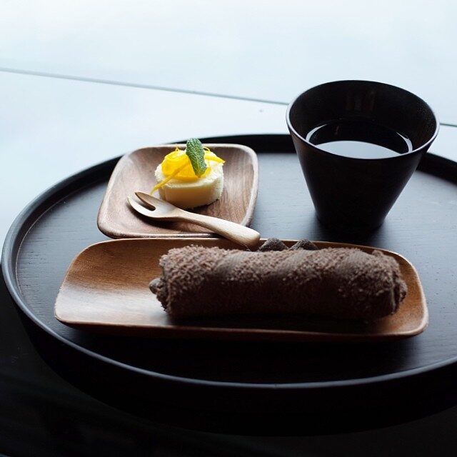 小皿のお菓子と、湯のみ