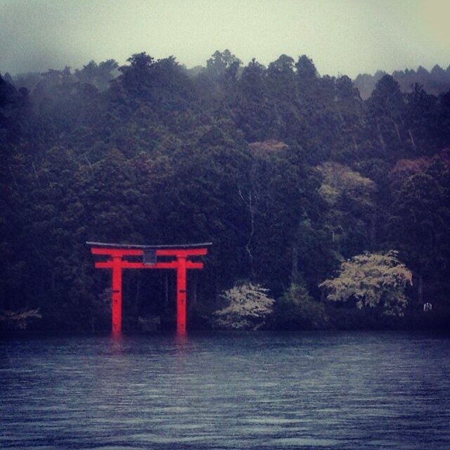 雨の湖に立つ、朱い鳥居