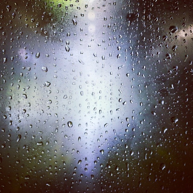 雨つぶの窓