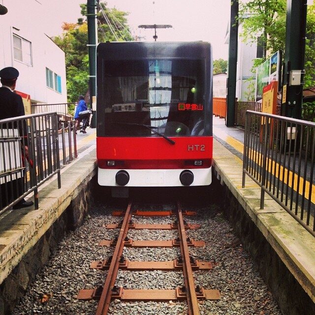 駅に入ってくる赤い登山電車