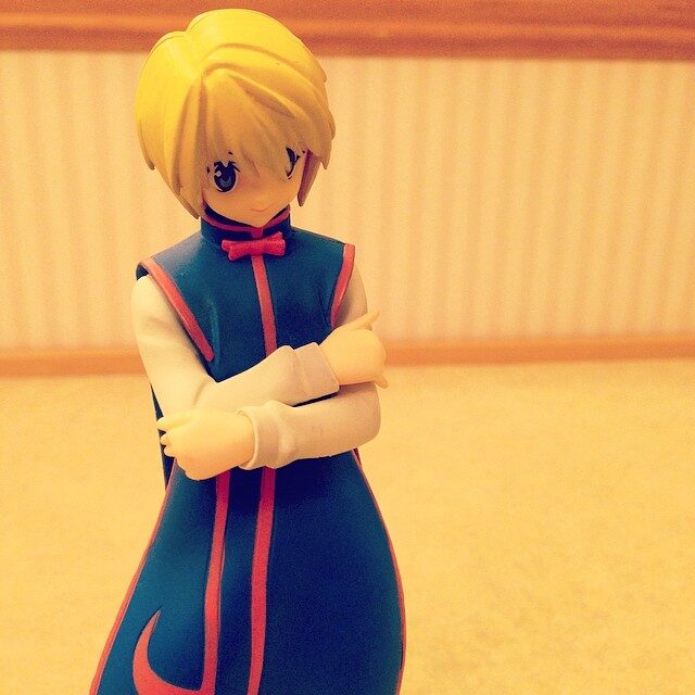 青い服のキャラクターのフィギュア