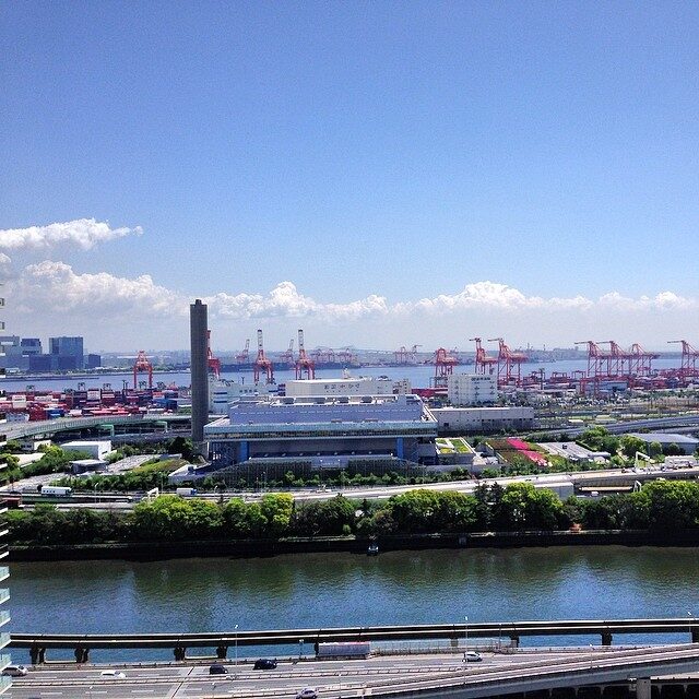 晴れた朝の東京湾岸の景色