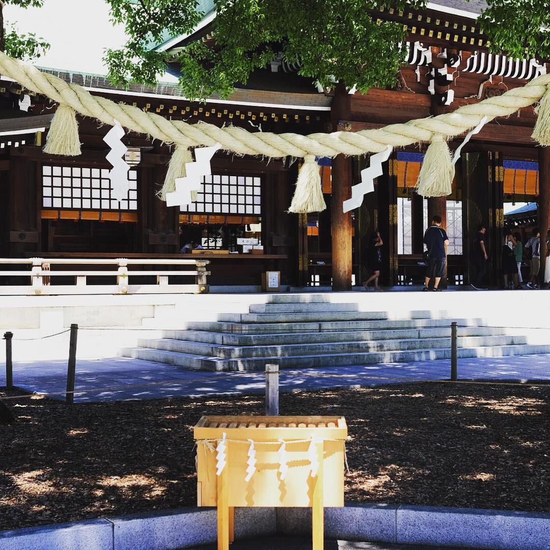 しめ縄のかかった明治神宮の社殿