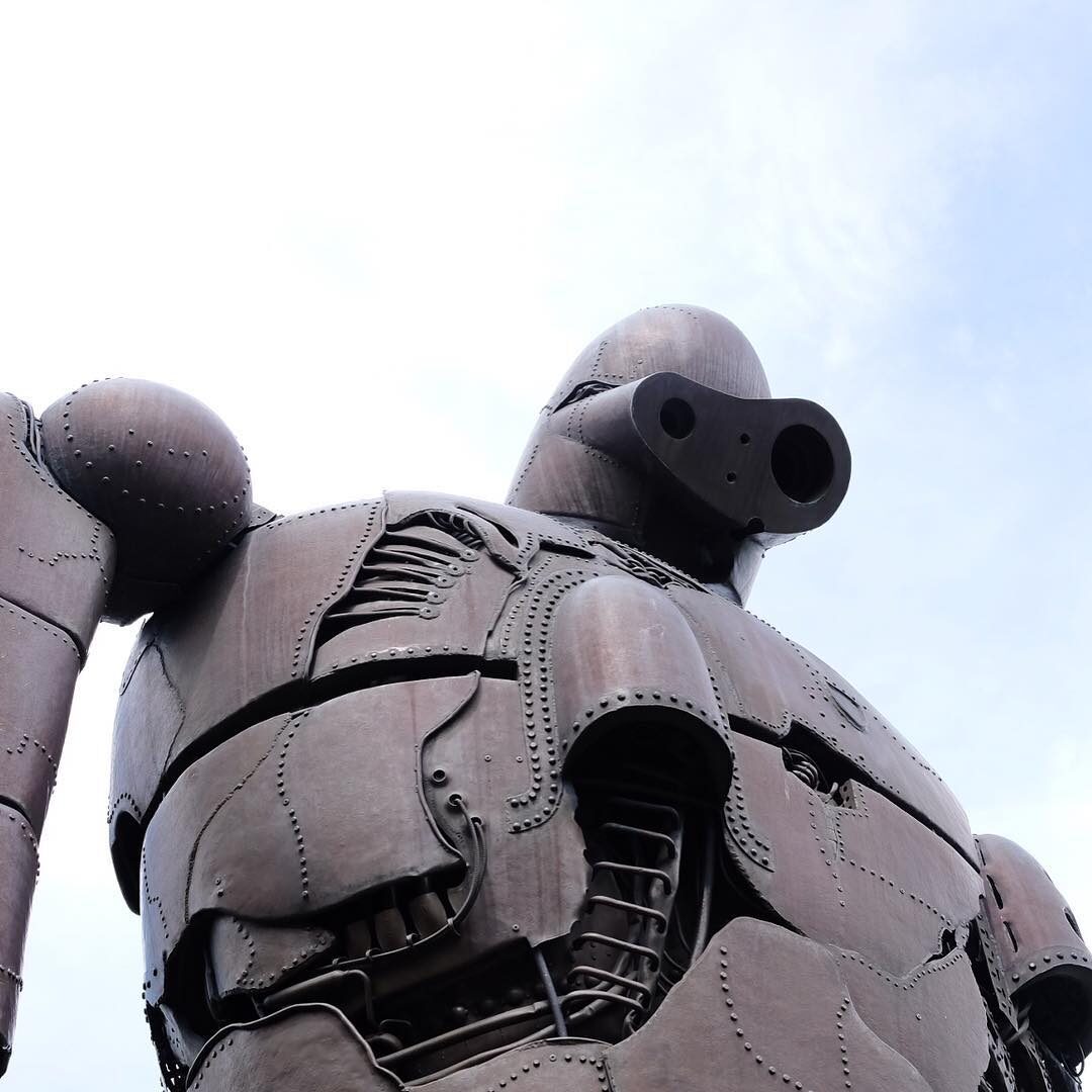 見上げたロボット兵