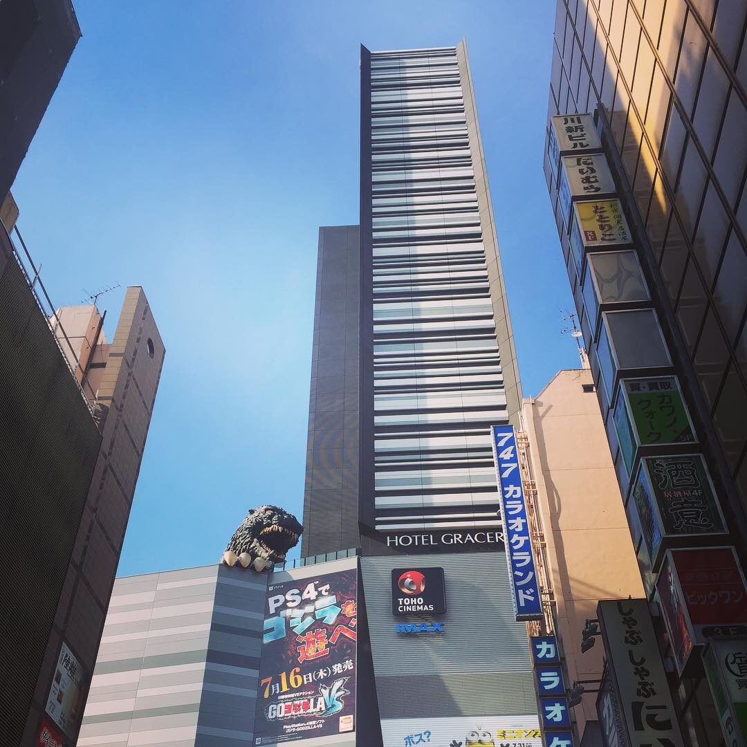 ビルの上からのぞくゴジラ