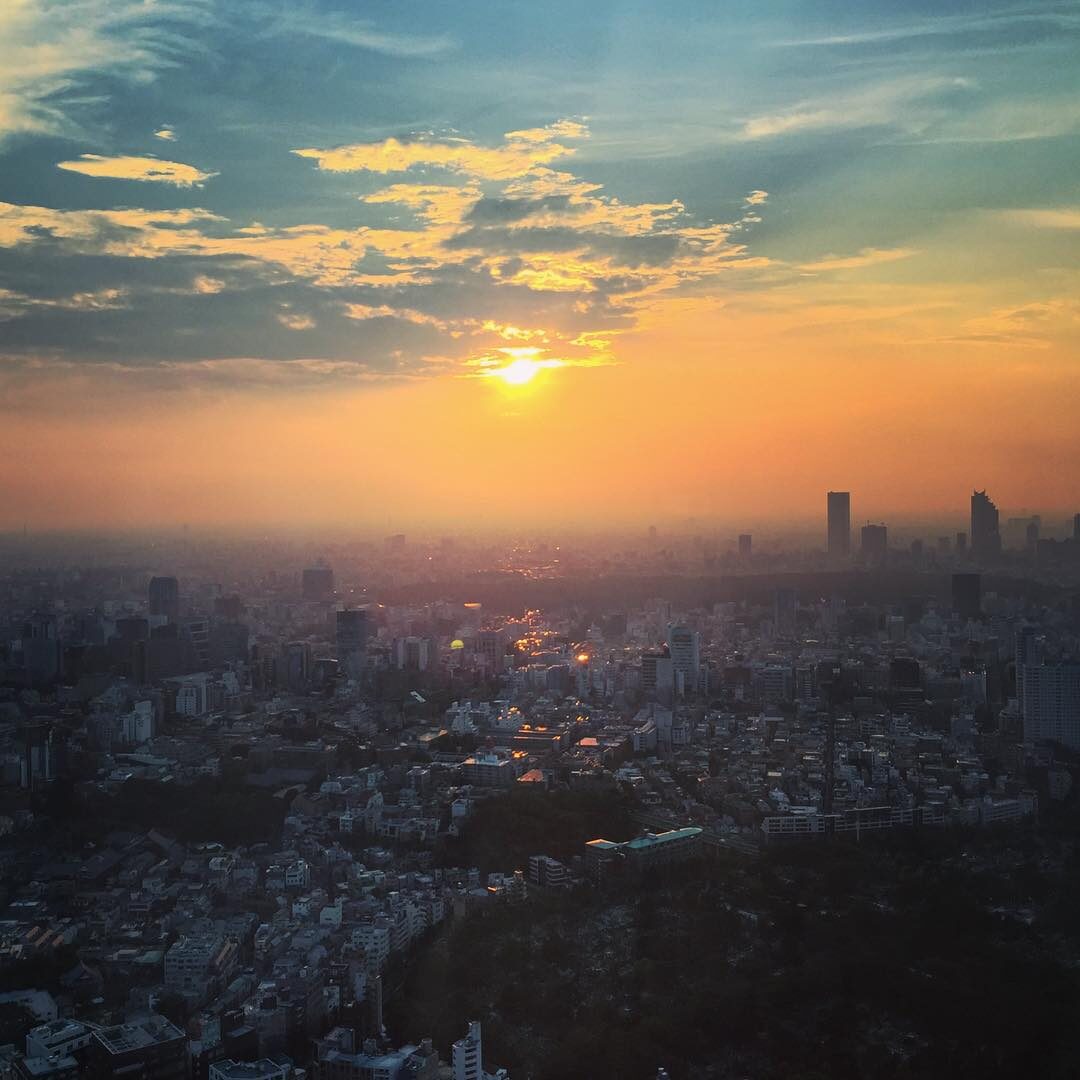 東京の街の向こうに沈む夕日