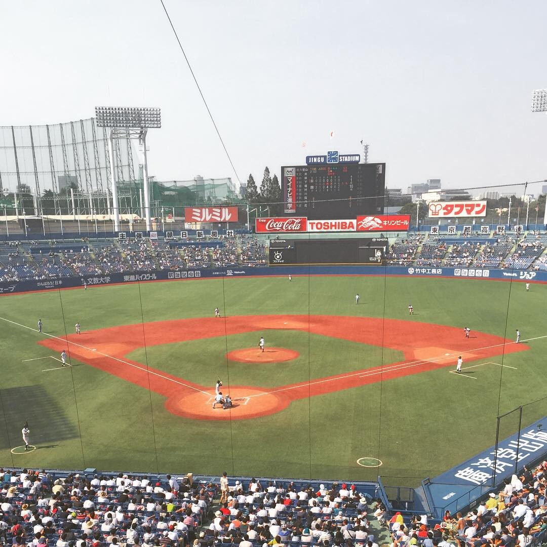 観客でいっぱいの神宮球場