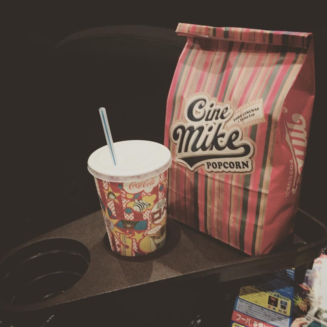 映画館のポップコーンと飲みもの