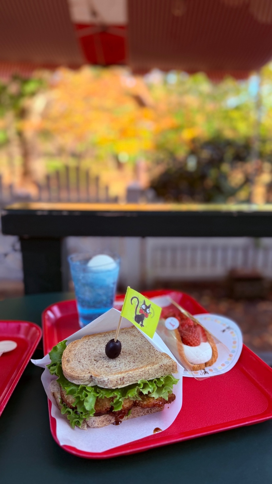 美術館のカフェ、サンドイッチと飲みもの