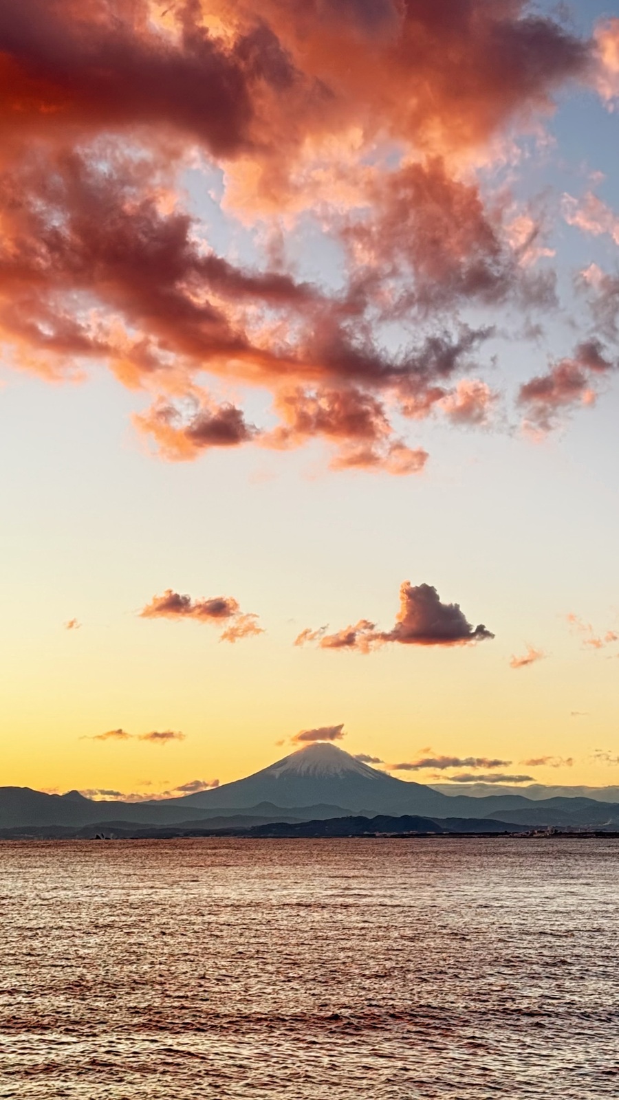夕焼け雲の下、遠くの富士山