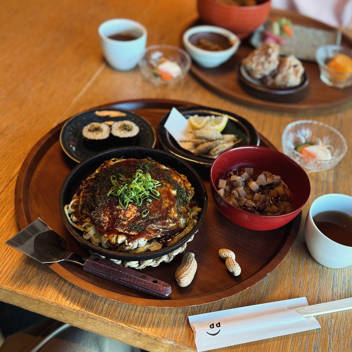 お盆の上のお好み焼きと小皿