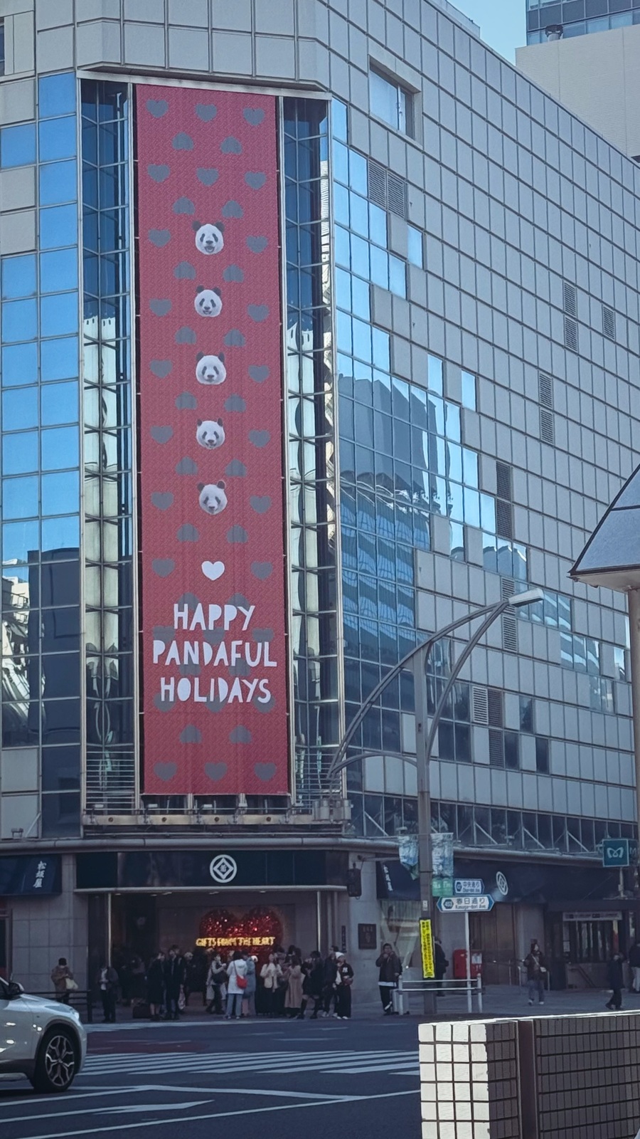 ビルの壁の大きなクリスマスの広告
