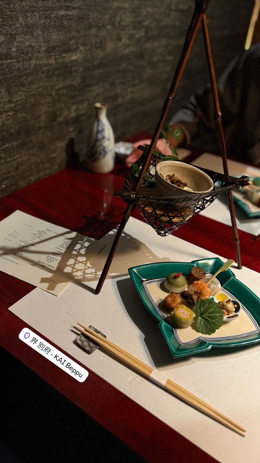 宿の夕食、器に盛られた料理