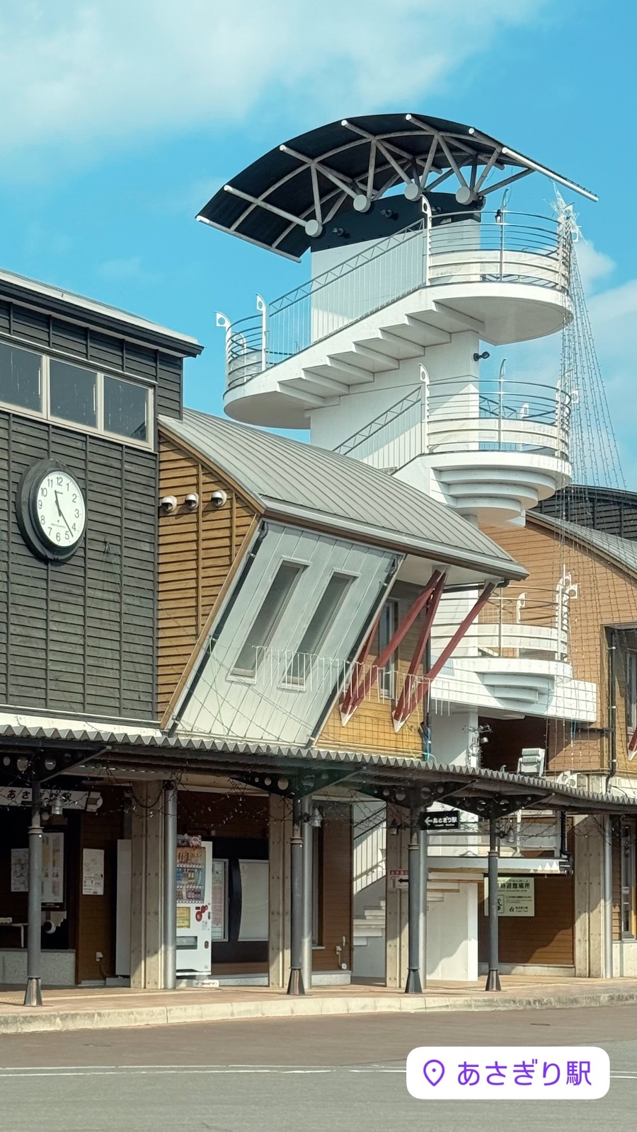 時計のある駅舎と展望台